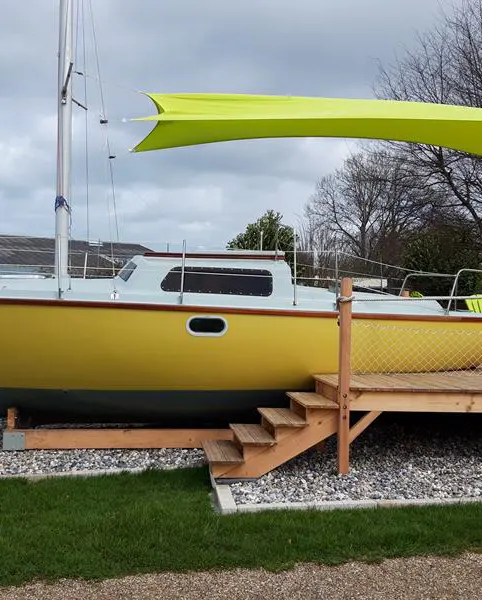 Aiguille Creuse campsite: Unusual accommodation in a boat