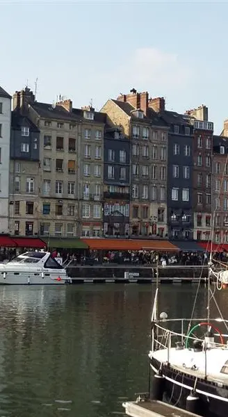 Camping L'aiguille Creuse : Port près d'Étretat