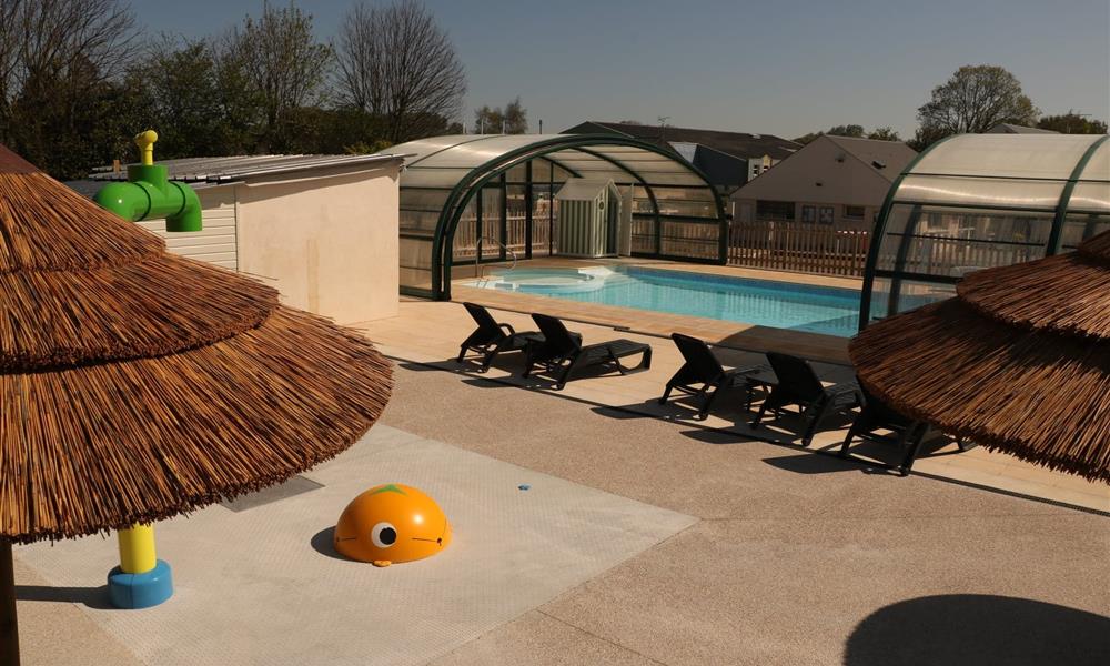 Camping Etretat L'aiguille Creuse : vue de la piscine couverte