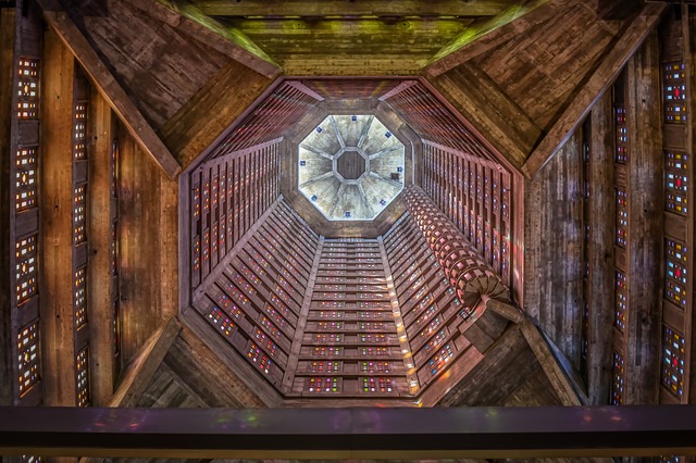 Camping L'aiguille Creuse : intérieur de l'Eglise St Joseph au Havre