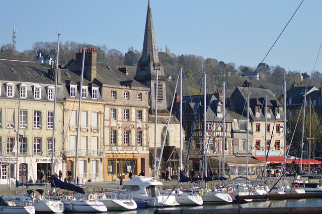 Vu de Honfleur et de son port près du camping à Etretat l'Aiguille Creuse en Seine maritime