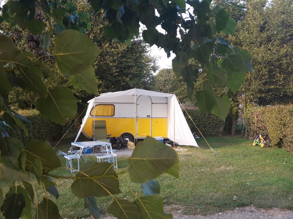 Camping L'aiguille Creuse : Empl Elec Caravane Jaune