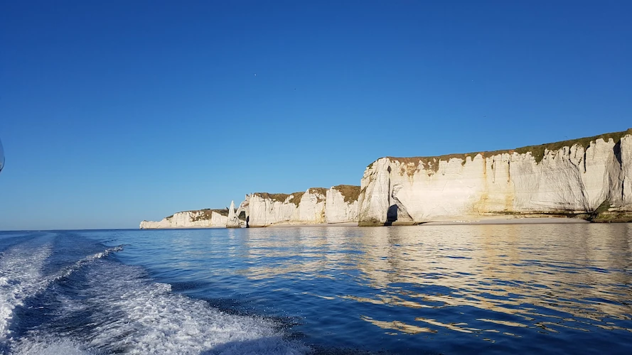 de kliffen van Etretat gezien vanaf de zee per boot