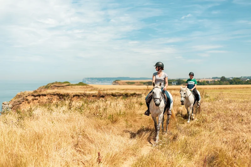 Paardrijden op de Normandische kliffen aan zee