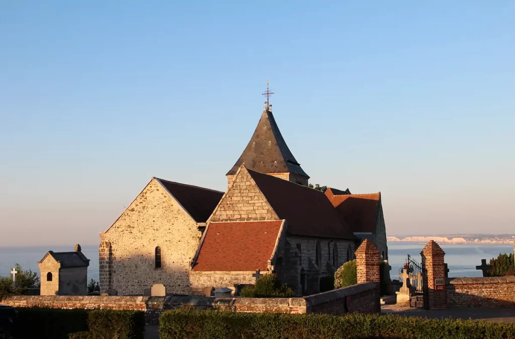 L'église Saint Valéry à Varengeville sur Mer près du camping l'Aiguille Creuse