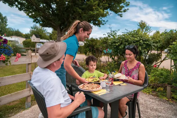 Service au restaurant du camping