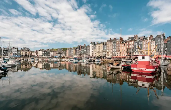 Ein Hafen in der Normandie